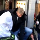 Brasileiro em protesto vegano na Alemanha. By twitter: maicon küster. Kkkk